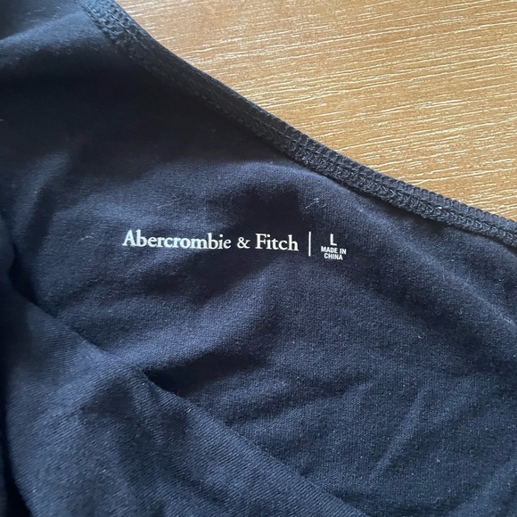 Abercrombie & Fitch
Black one shoulder cropped top
Size Large - Picture 2 of 4